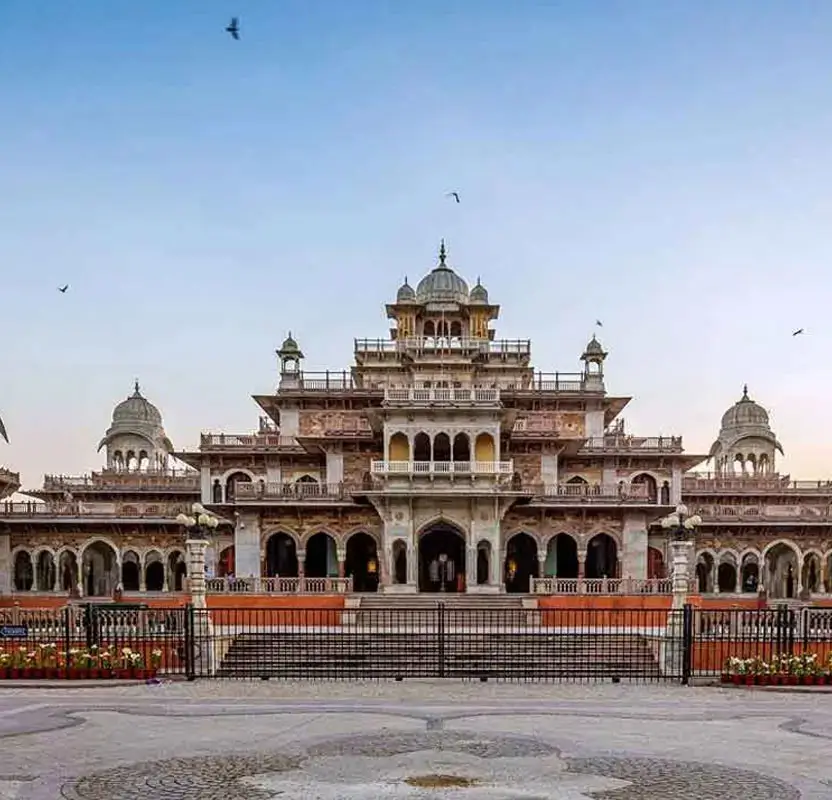 Jaipur Sightseeing Tour with Chokhi Dhani Evening Experience